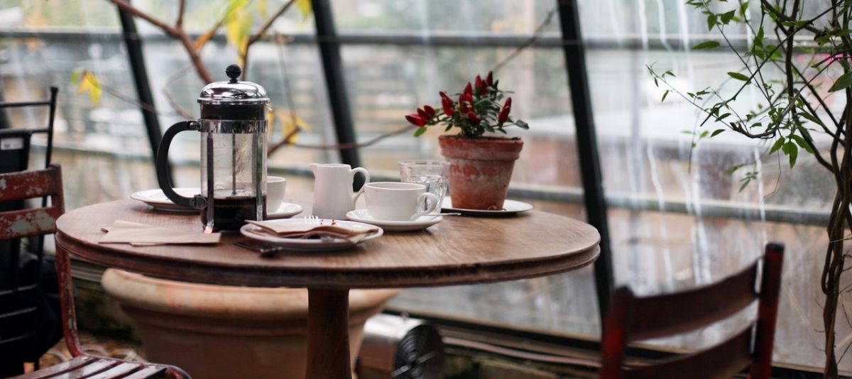 Fa székek kávézóban