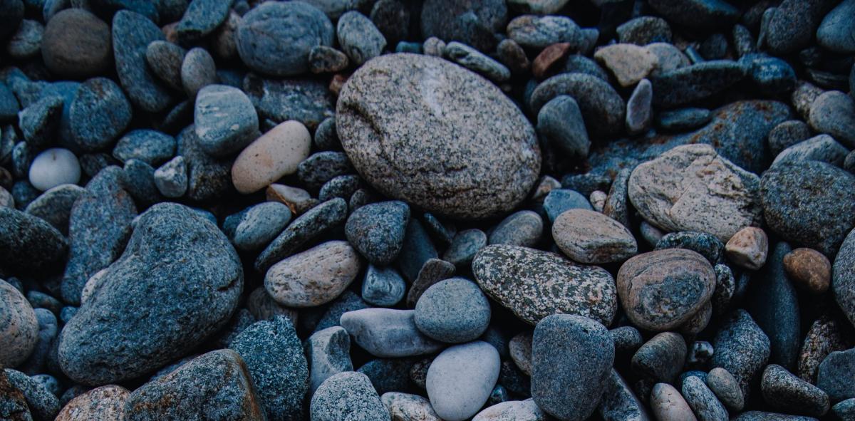 Sötét kavicsok