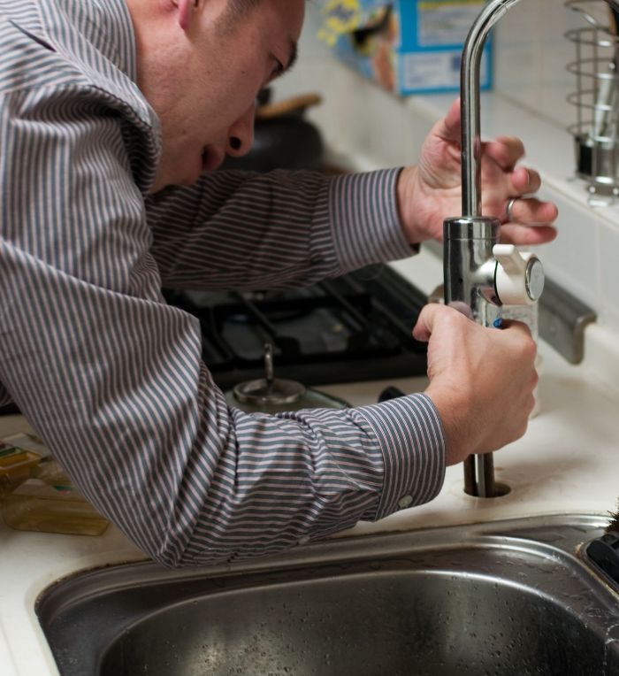 Szerkesztő - Bús Ádám Vízszerelő